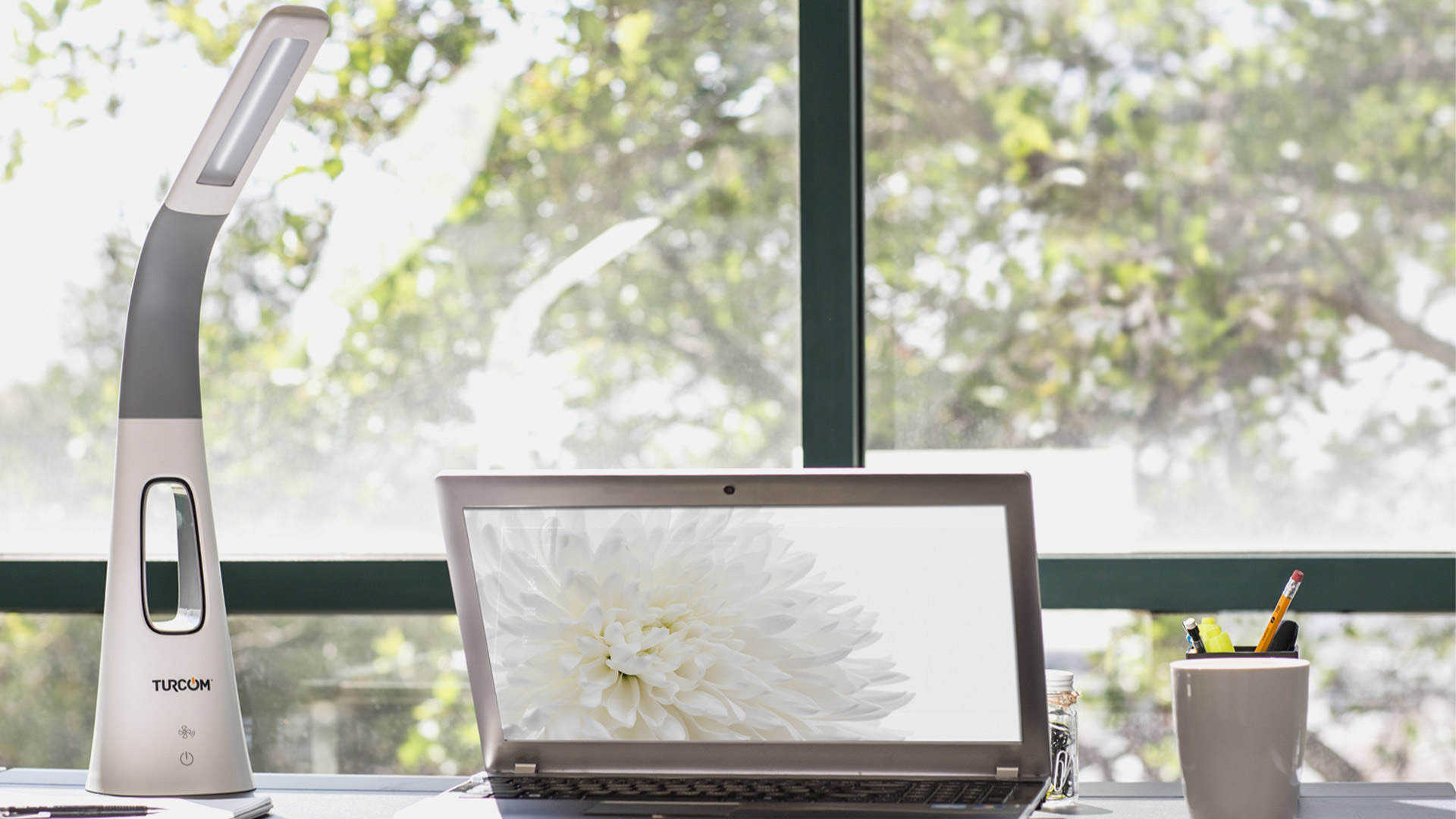 Mount-It! Turcom AirLight Ultralight LED Desk Lamp
